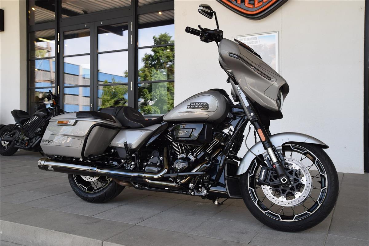 FLHXSE CVO Street Glide mit Jekill&Hyde Auspuff