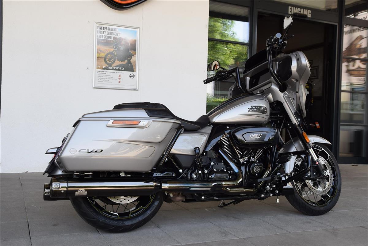 FLHXSE CVO Street Glide mit Jekill&Hyde Auspuff