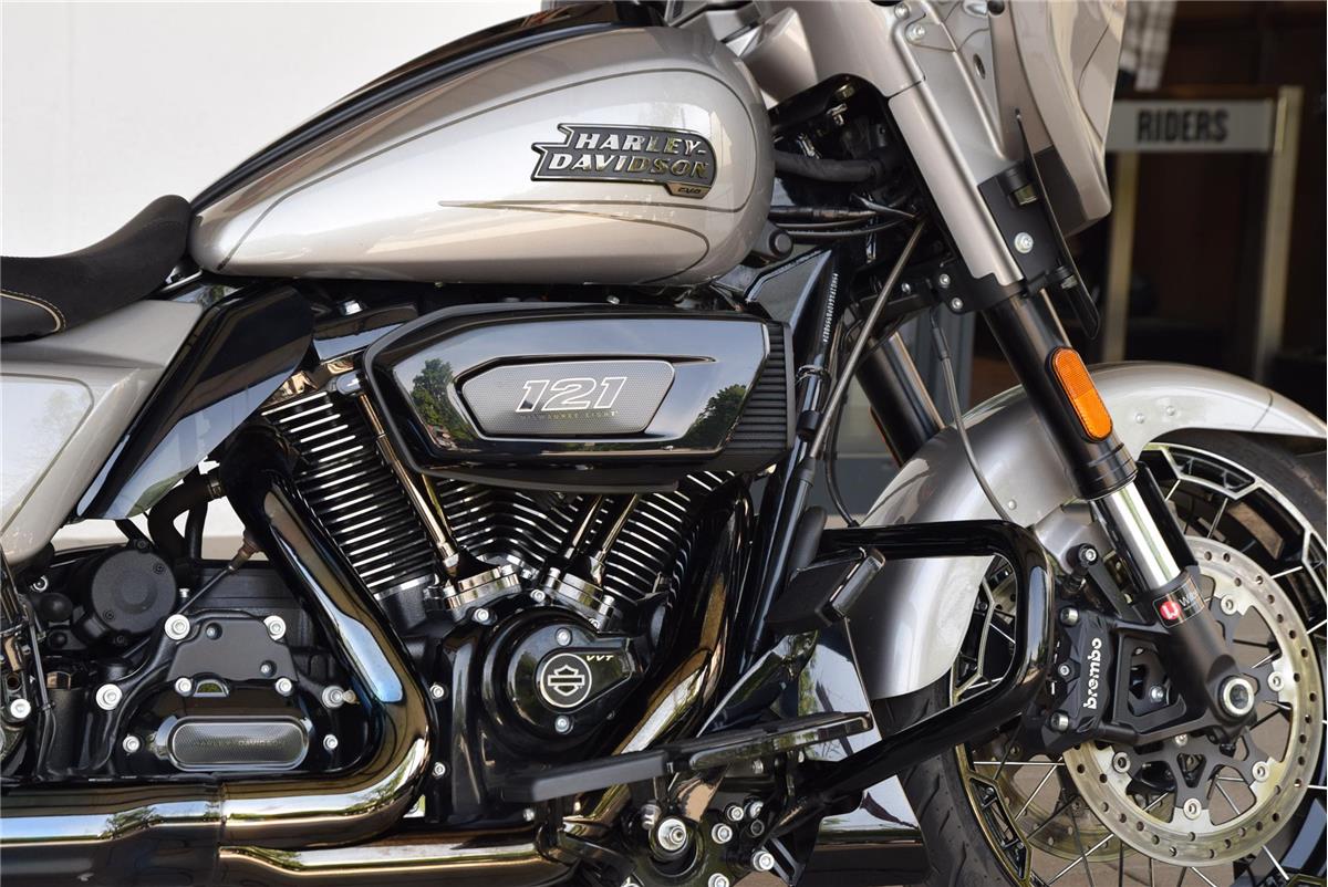 FLHXSE CVO Street Glide mit Jekill&Hyde Auspuff