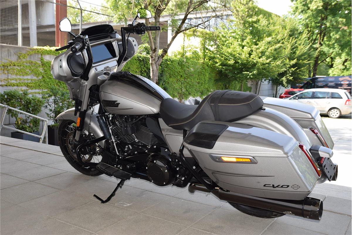 FLHXSE CVO Street Glide mit Jekill&Hyde Auspuff