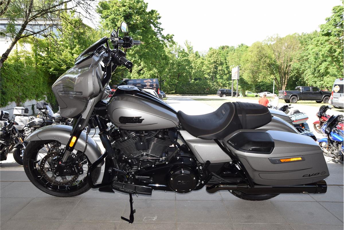 FLHXSE CVO Street Glide mit Jekill&Hyde Auspuff