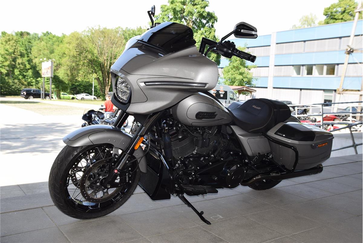 FLHXSE CVO Street Glide mit Jekill&Hyde Auspuff
