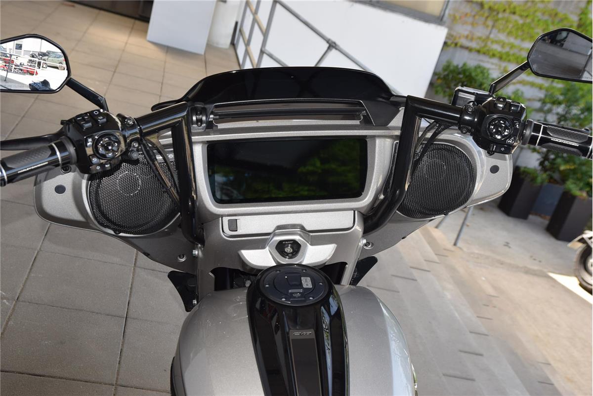 FLHXSE CVO Street Glide mit Jekill&Hyde Auspuff