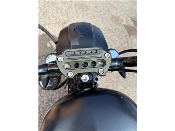 Harley-Davidson Sportster XL883N - 883 Iron