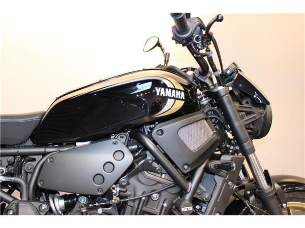 YAMAHA XSR700