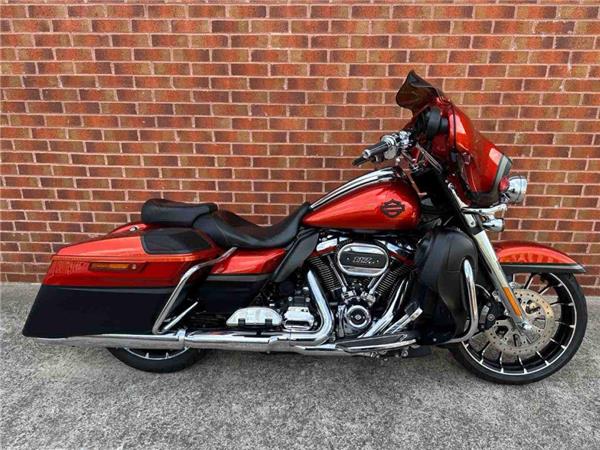 2017 Harley-Davidson Flhxse CVO Sglide 1923 18
