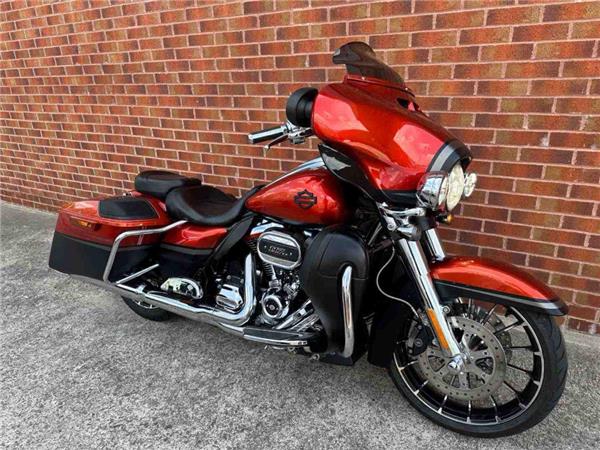 2017 Harley-Davidson Flhxse CVO Sglide 1923 18