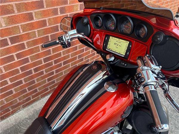 2017 Harley-Davidson Flhxse CVO Sglide 1923 18