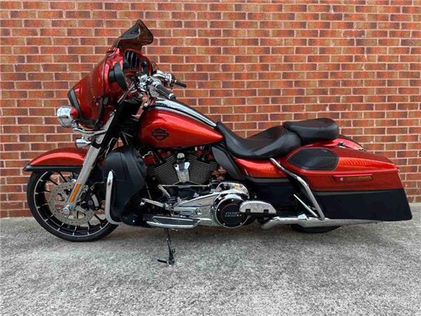 2017 Harley-Davidson Flhxse CVO Sglide 1923 18