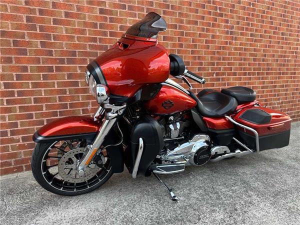 2017 Harley-Davidson Flhxse CVO Sglide 1923 18