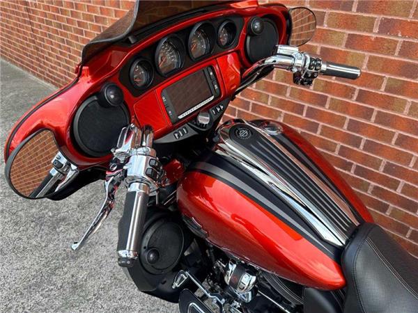 2017 Harley-Davidson Flhxse CVO Sglide 1923 18