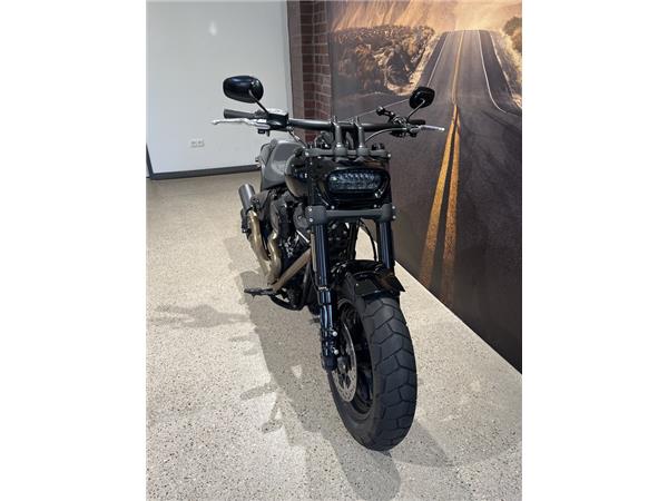 FXFBS Softail Fat Bob 114 JEKILL & HIDE