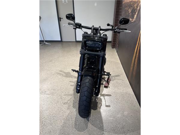 FXFBS Softail Fat Bob 114 JEKILL & HIDE