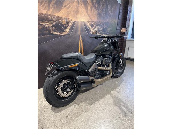 FXFBS Softail Fat Bob 114 JEKILL & HIDE