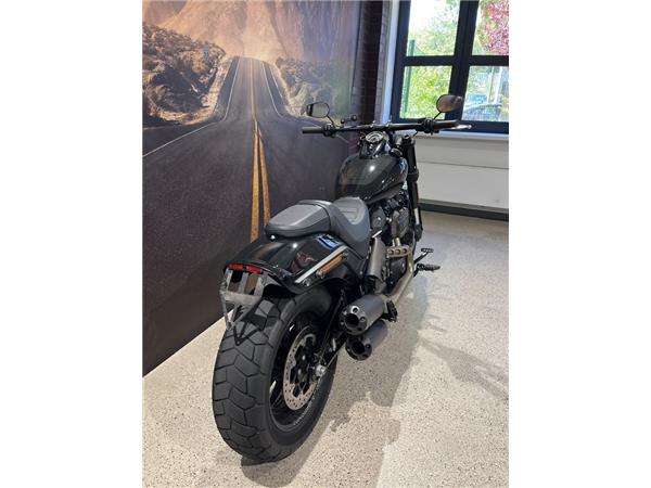 FXFBS Softail Fat Bob 114 JEKILL & HIDE