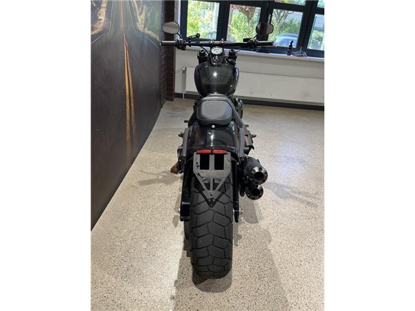FXFBS Softail Fat Bob 114 JEKILL & HIDE