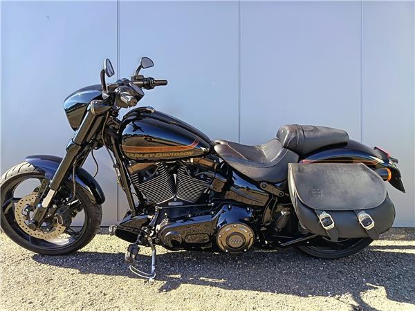 2017 CVO Pro Street Breakout