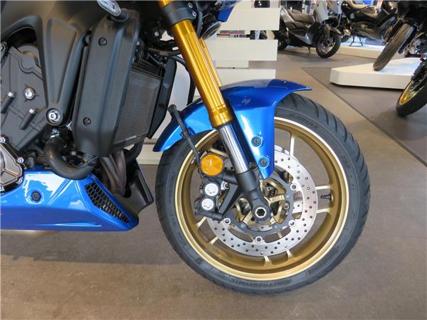 YAMAHA XSR900 