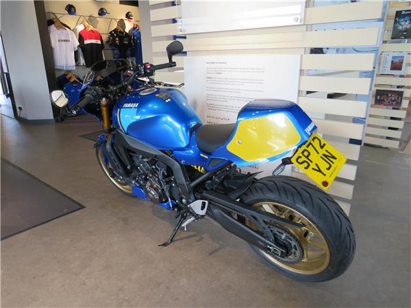 YAMAHA XSR900 