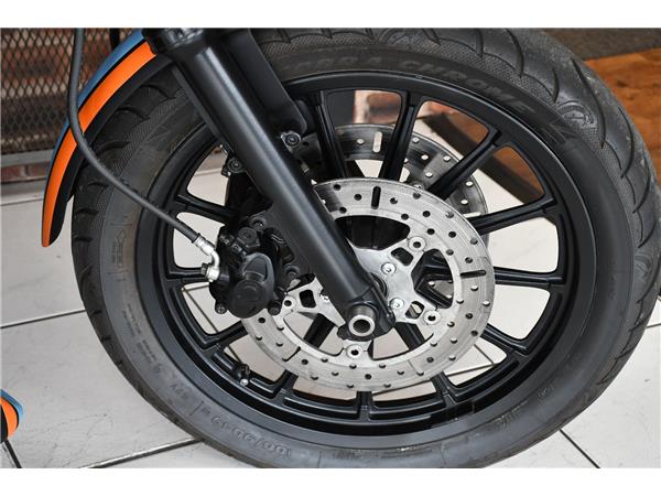 2011 HARLEY-DAVIDSON SPORTSTER XL883R ROADSTER