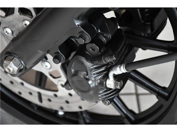 2011 HARLEY-DAVIDSON SPORTSTER XL883R ROADSTER