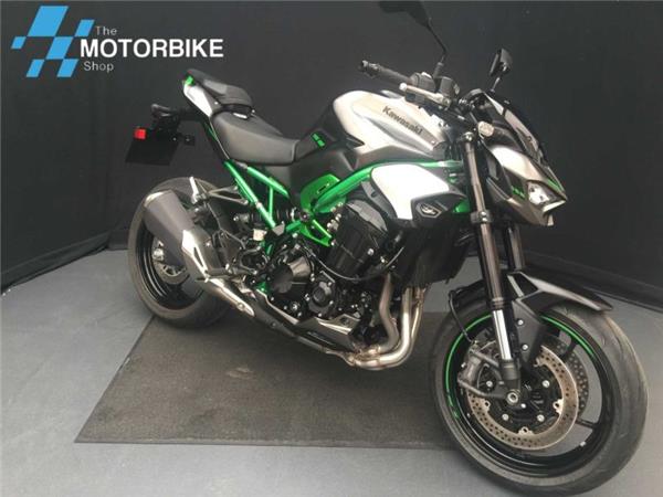 2025 Kawasaki Z900 GREY & GREEN