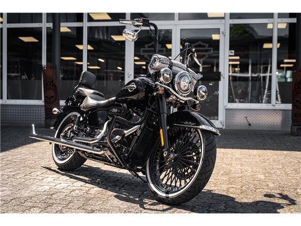 Harley-Davidson Kiel FLHC Heritage - Chicano Umbau - Motorumbau -