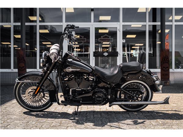 Harley-Davidson Kiel FLHC Heritage - Chicano Umbau - Motorumbau -
