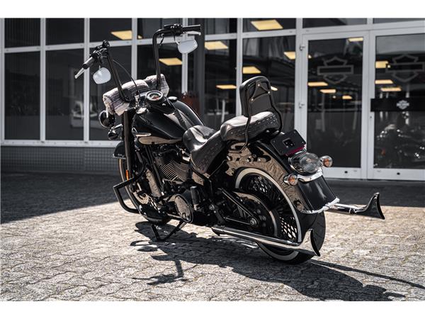 Harley-Davidson Kiel FLHC Heritage - Chicano Umbau - Motorumbau -