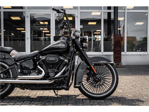 Harley-Davidson Kiel FLHC Heritage - Chicano Umbau - Motorumbau -