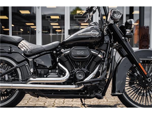 Harley-Davidson Kiel FLHC Heritage - Chicano Umbau - Motorumbau -
