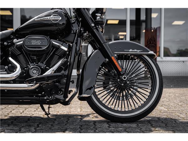 Harley-Davidson Kiel FLHC Heritage - Chicano Umbau - Motorumbau -