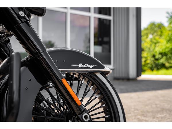 Harley-Davidson Kiel FLHC Heritage - Chicano Umbau - Motorumbau -