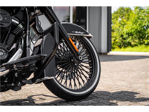Harley-Davidson Kiel FLHC Heritage - Chicano Umbau - Motorumbau -