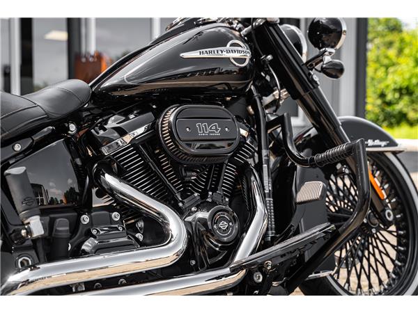 Harley-Davidson Kiel FLHC Heritage - Chicano Umbau - Motorumbau -