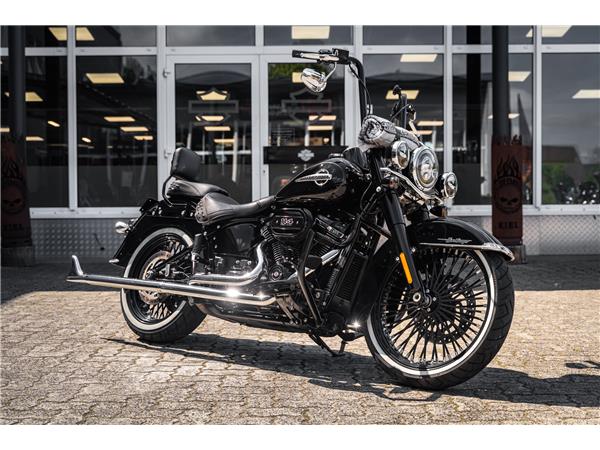 Harley-Davidson Kiel FLHC Heritage - Chicano Umbau - Motorumbau -