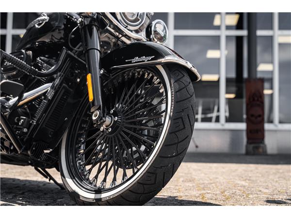 Harley-Davidson Kiel FLHC Heritage - Chicano Umbau - Motorumbau -