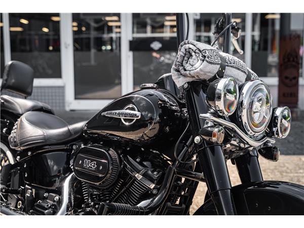 Harley-Davidson Kiel FLHC Heritage - Chicano Umbau - Motorumbau -