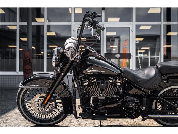 Harley-Davidson Kiel FLHC Heritage - Chicano Umbau - Motorumbau -