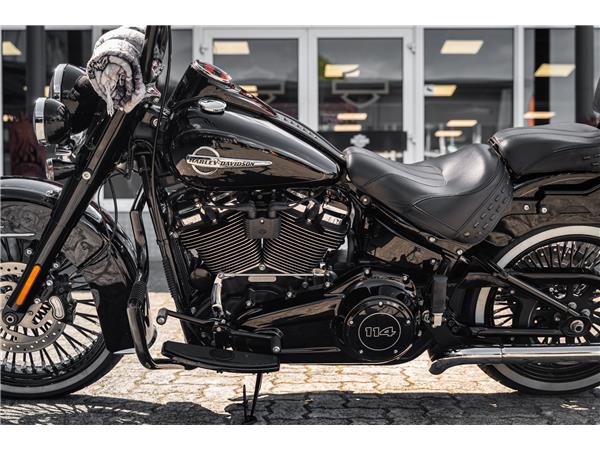Harley-Davidson Kiel FLHC Heritage - Chicano Umbau - Motorumbau -