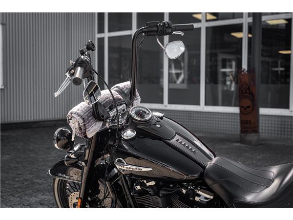 Harley-Davidson Kiel FLHC Heritage - Chicano Umbau - Motorumbau -