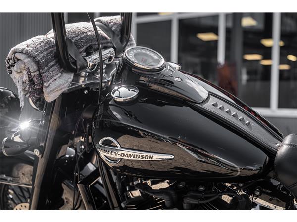 Harley-Davidson Kiel FLHC Heritage - Chicano Umbau - Motorumbau -