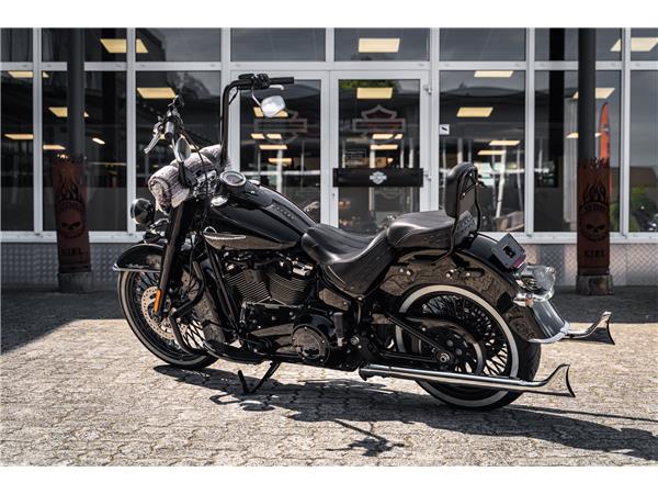 Harley-Davidson Kiel FLHC Heritage - Chicano Umbau - Motorumbau -