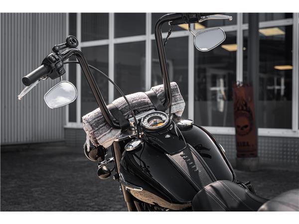 Harley-Davidson Kiel FLHC Heritage - Chicano Umbau - Motorumbau -