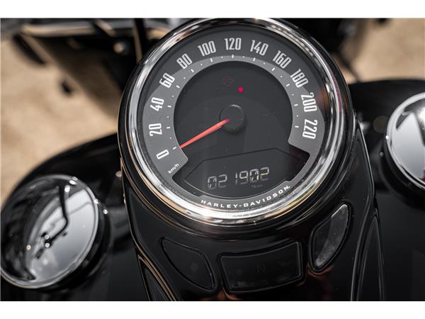 Harley-Davidson Kiel FLHC Heritage - Chicano Umbau - Motorumbau -