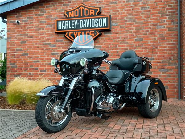 FLHTCUTG Tri Glide Ultra 
