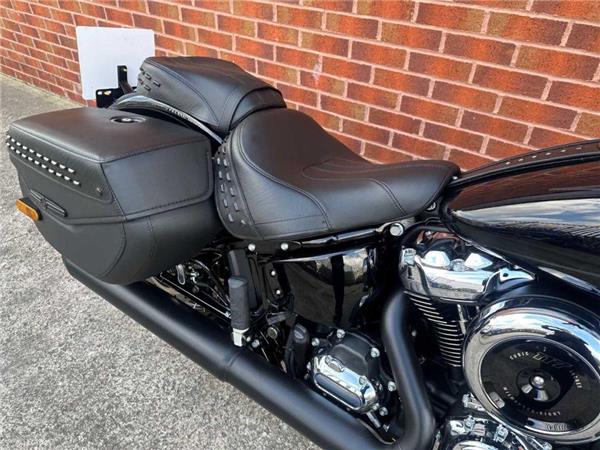 2025 Harley-Davidson FLHC HERITAGE CLASSIC