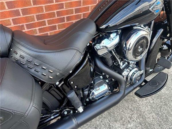 2025 Harley-Davidson FLHC HERITAGE CLASSIC