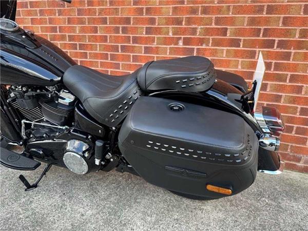 2025 Harley-Davidson FLHC HERITAGE CLASSIC