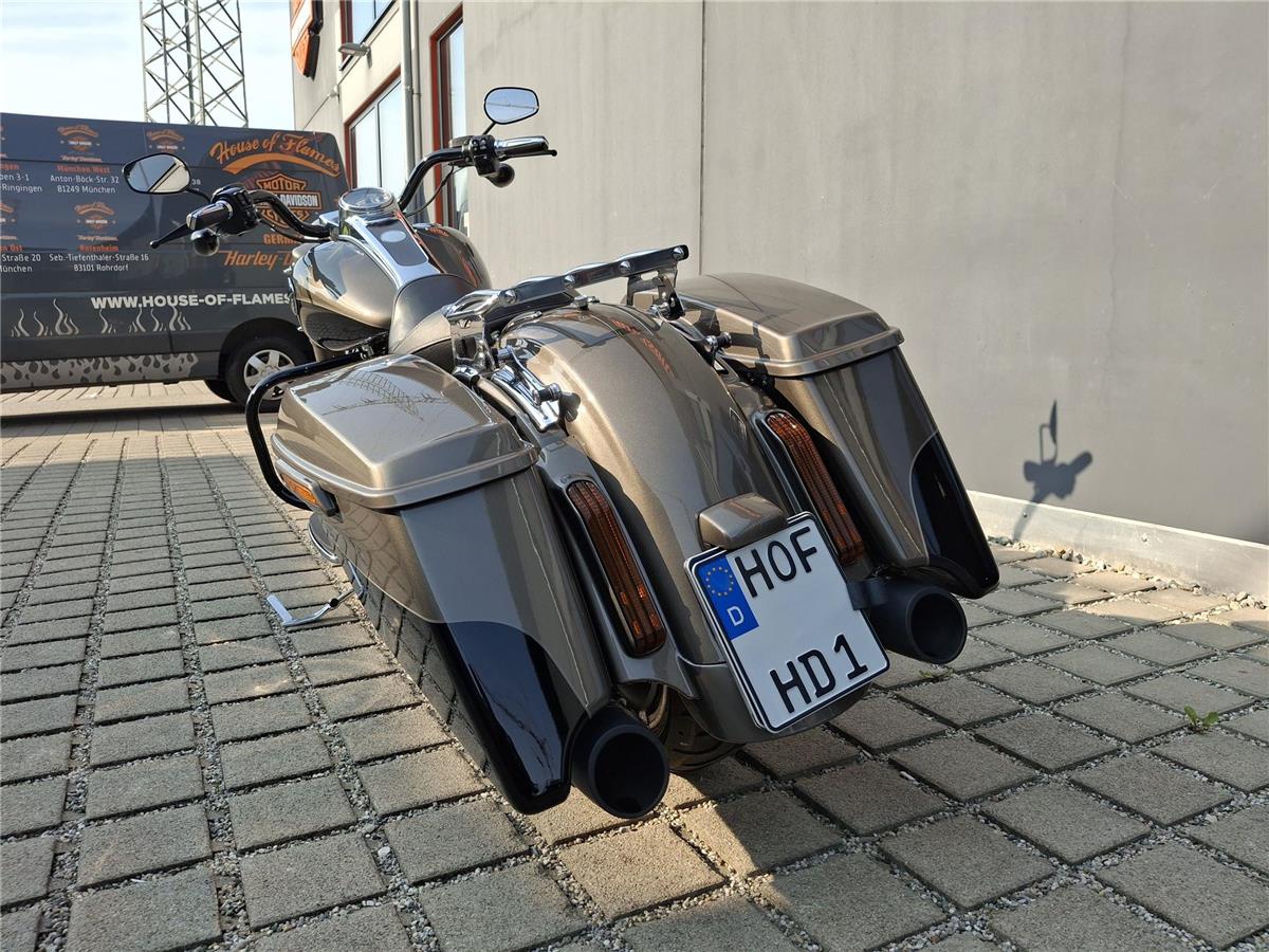 FLHRSE Road King CVO mit Kesstech Auspuff